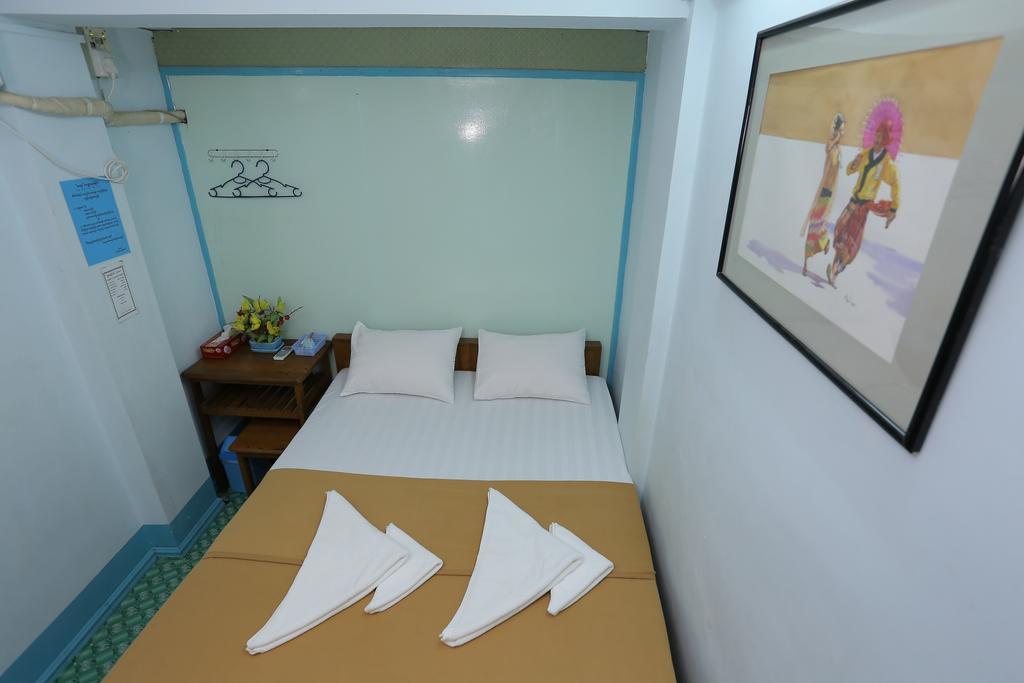 Chan Myae Thar Guest House Янгон Стая снимка